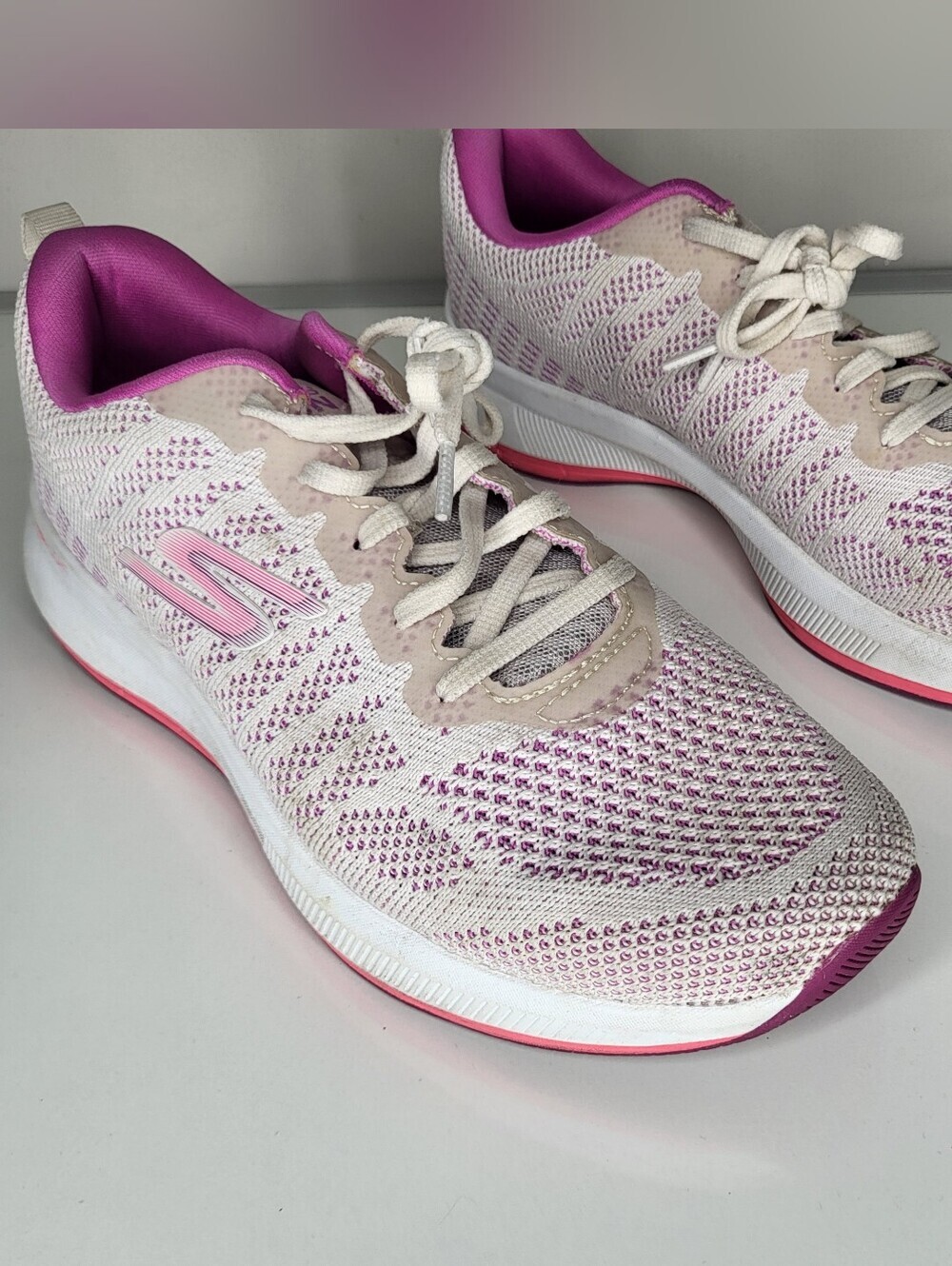 Skechers Women's White and Pink Knit Athletic Sneakers Size 9